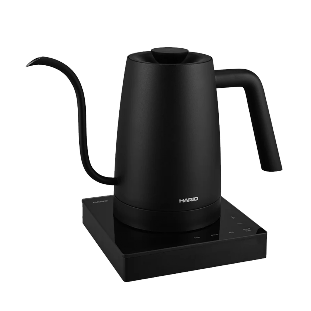 Precisie schenken met gooseneck waterkoker tijdens filterkoffie zetten