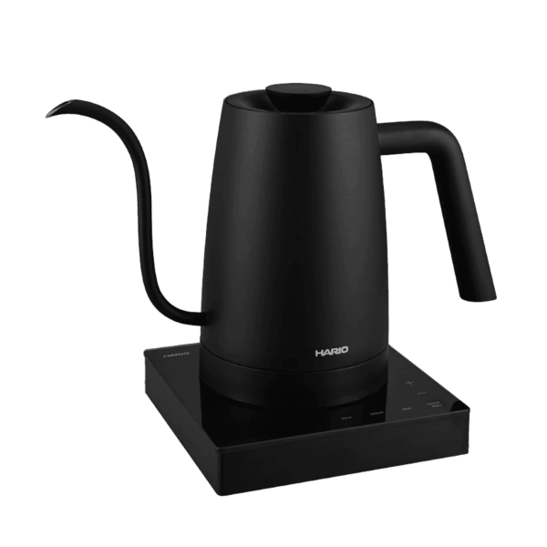 Precisie schenken met gooseneck waterkoker tijdens filterkoffie zetten