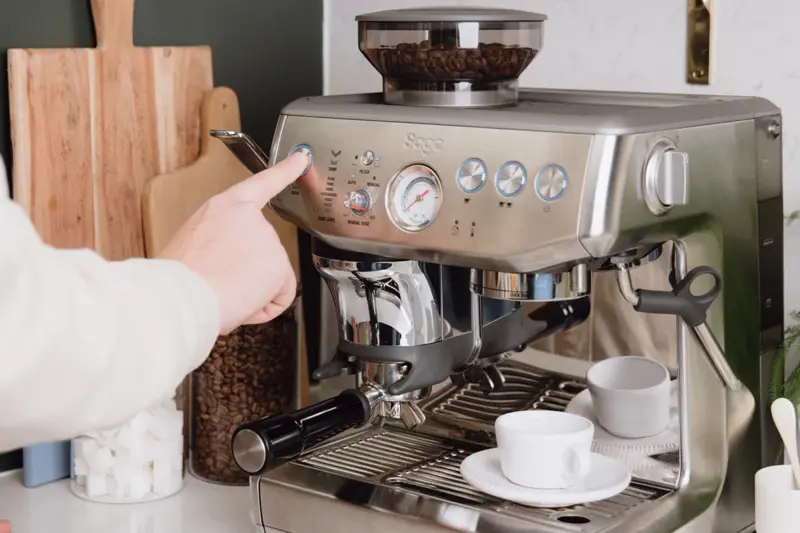 kuli koffie met een sage barista kuli koffie met een sage barista